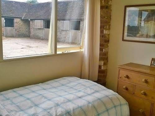 Battens Farm Cottages - B&B And Self-Catering Accommodation Yatton Keynell Bagian luar foto
